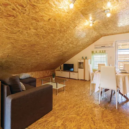 Holiday home Stunning In With Kitchen
